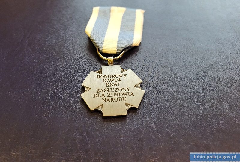 medal-honorowy-dawca-krwi-zasluzony-dla-zdrowia-narodu-dla-lubinskiego-policjanta